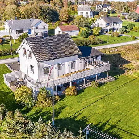 5 Bedroom Gorgeous In Holiday home