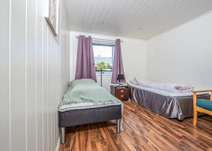 5 Bedroom Gorgeous In Hébergement de vacances Fjortoft